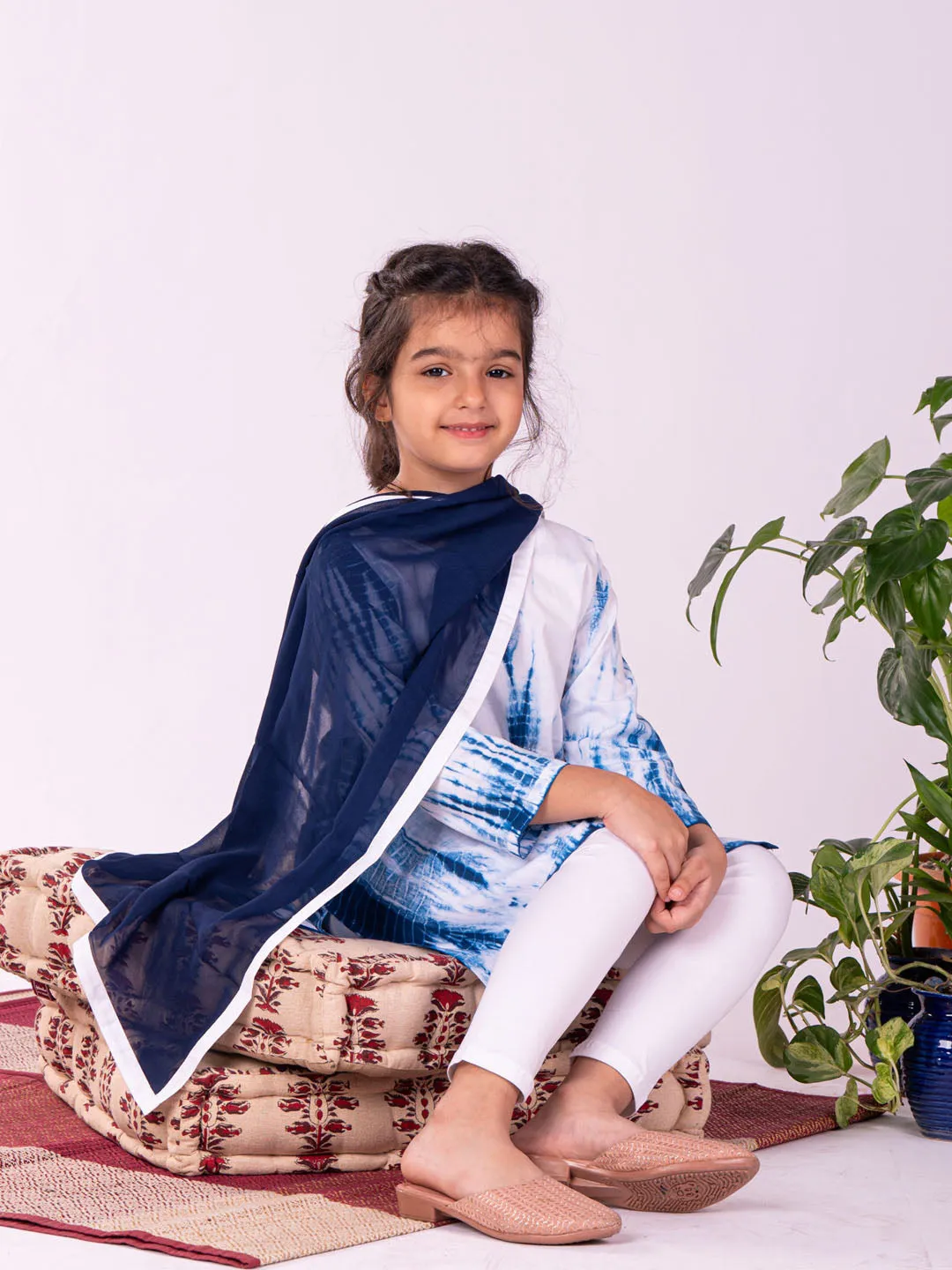 Jashvi Girls Blue & White Pure Cotton Tie-Dye Kurta Leggings & Dupatta Set