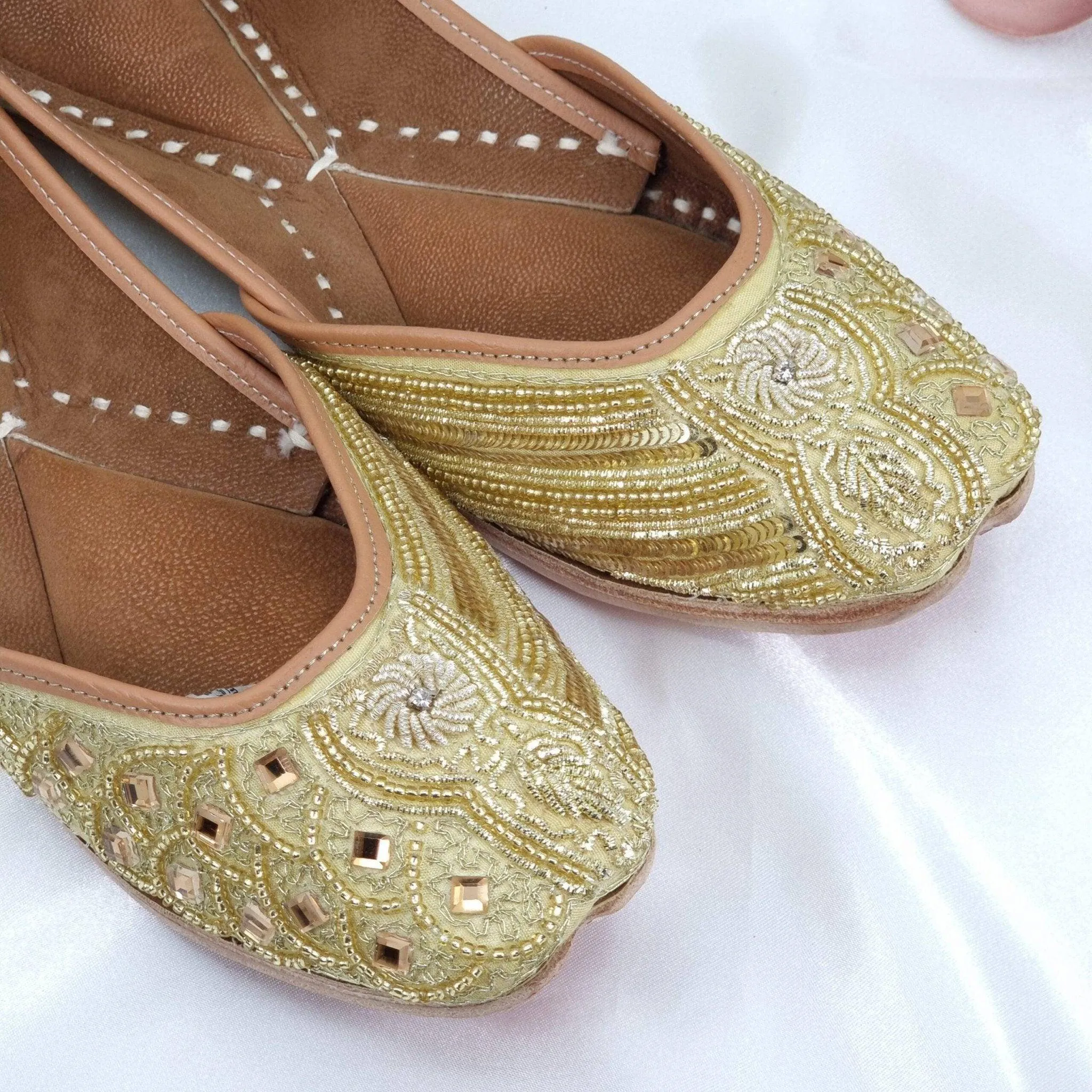 LAILA - Antique Gold Jutti with handwork