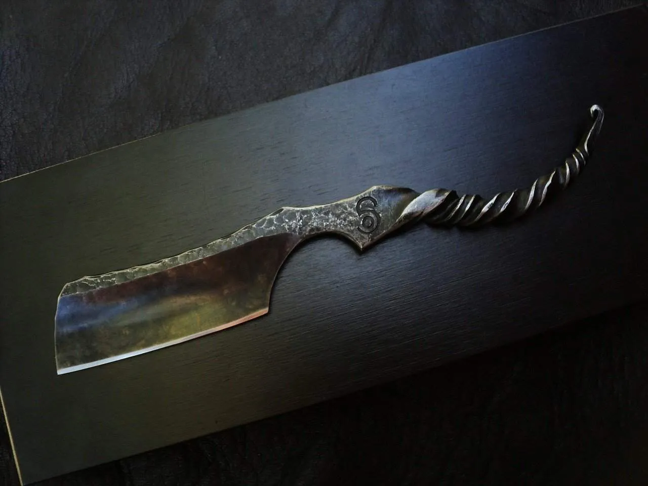 SOLD-Dylan Farnham #55,"Twist Forged" 8/8 Kamisori Straight Razor, with custom storage box